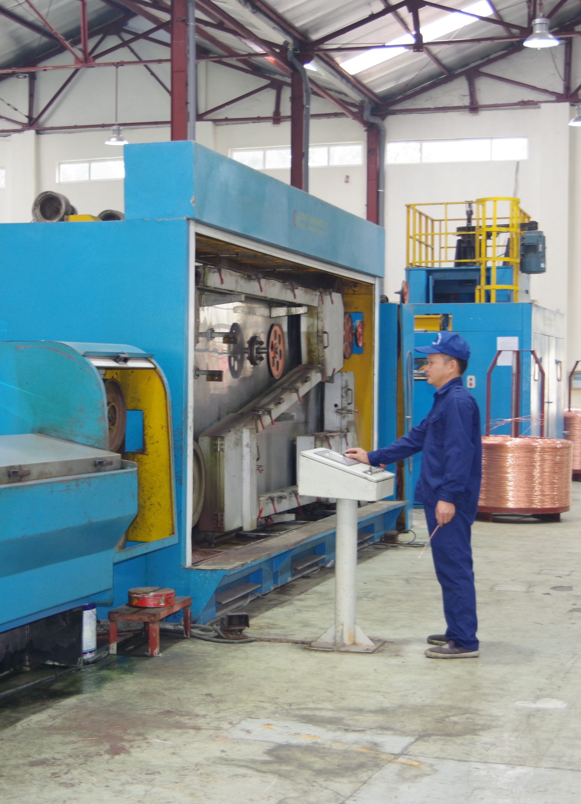 Công nhân nhà máy dây và cáp Z43 2